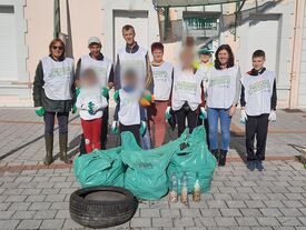 Photo de groupe face à la mairie après nettoyage du village